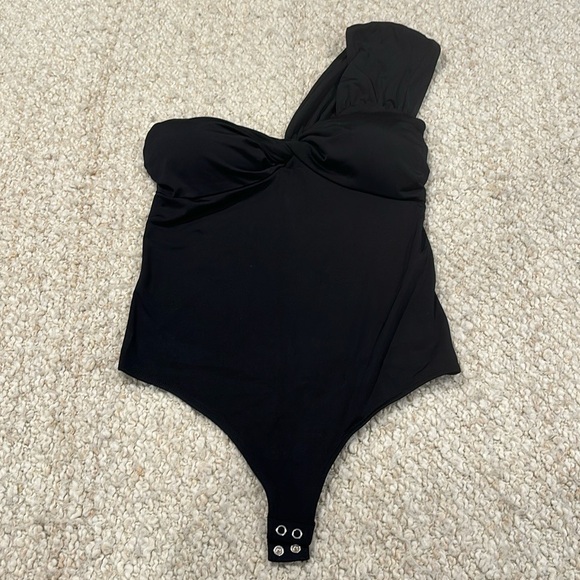 Express Silky One Shoulder Twist Thong Bodysuit With Removable Cups size M black - Picture 2 of 5